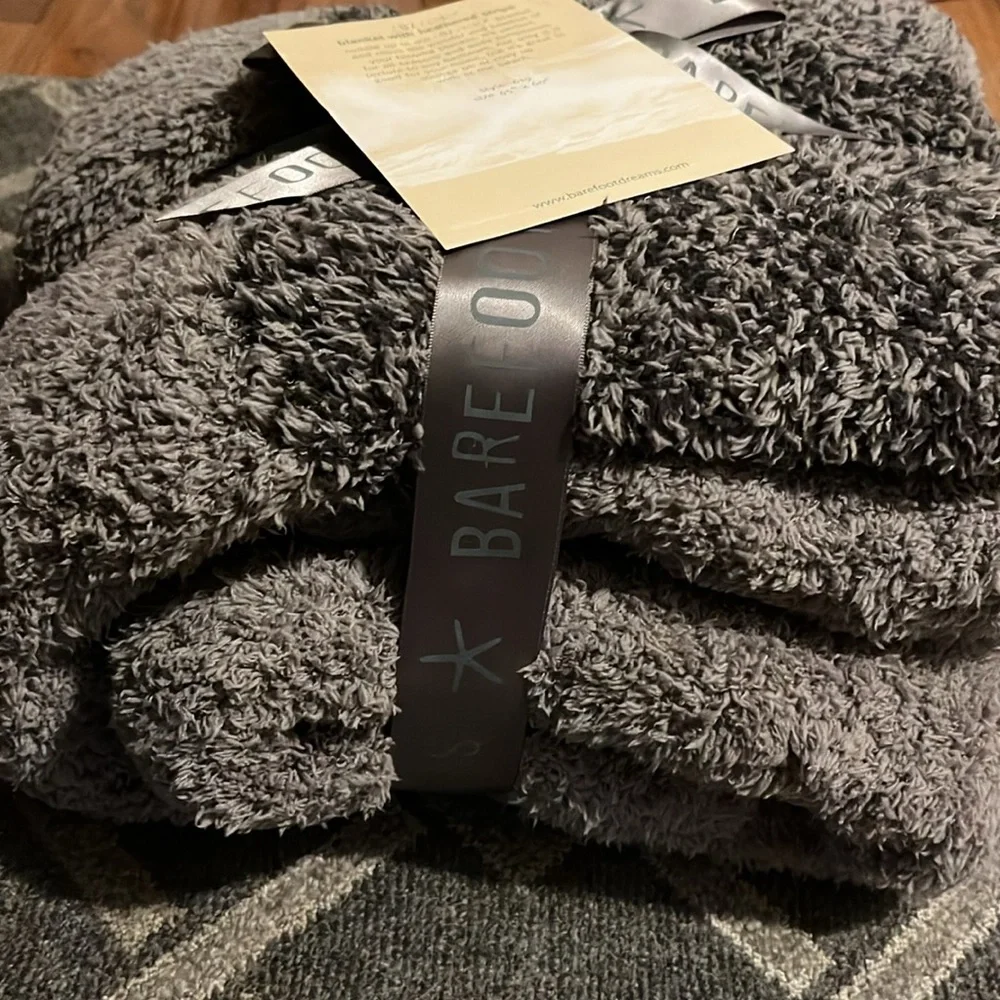 Barefoot Dreams NWT charcoal and grey blanket Style 619 size 45 x 60 - Picture 4 of 5